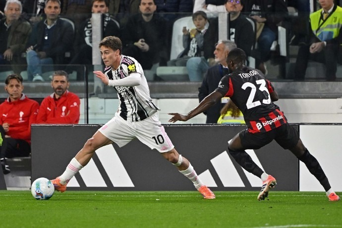 斯潘塞是NCAA长曲棍球历史助攻王，获得最高荣誉后改打篮球