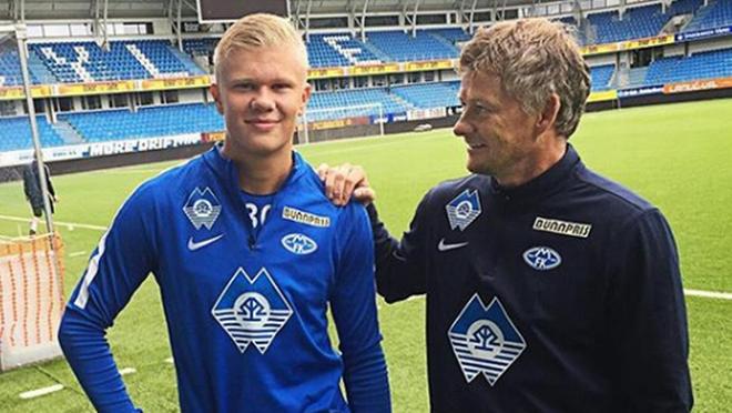 土超比赛双方在禁区里打架，裁判未吹停比赛导致主队打入空门