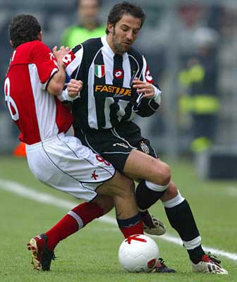 陷入窘境！曾凡博赛后独自离场，一分钟没上被裁也要跟队回美国