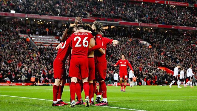 詹姆斯赛后向卡斯尔赠送签名球衣：年轻的国王，继续加油