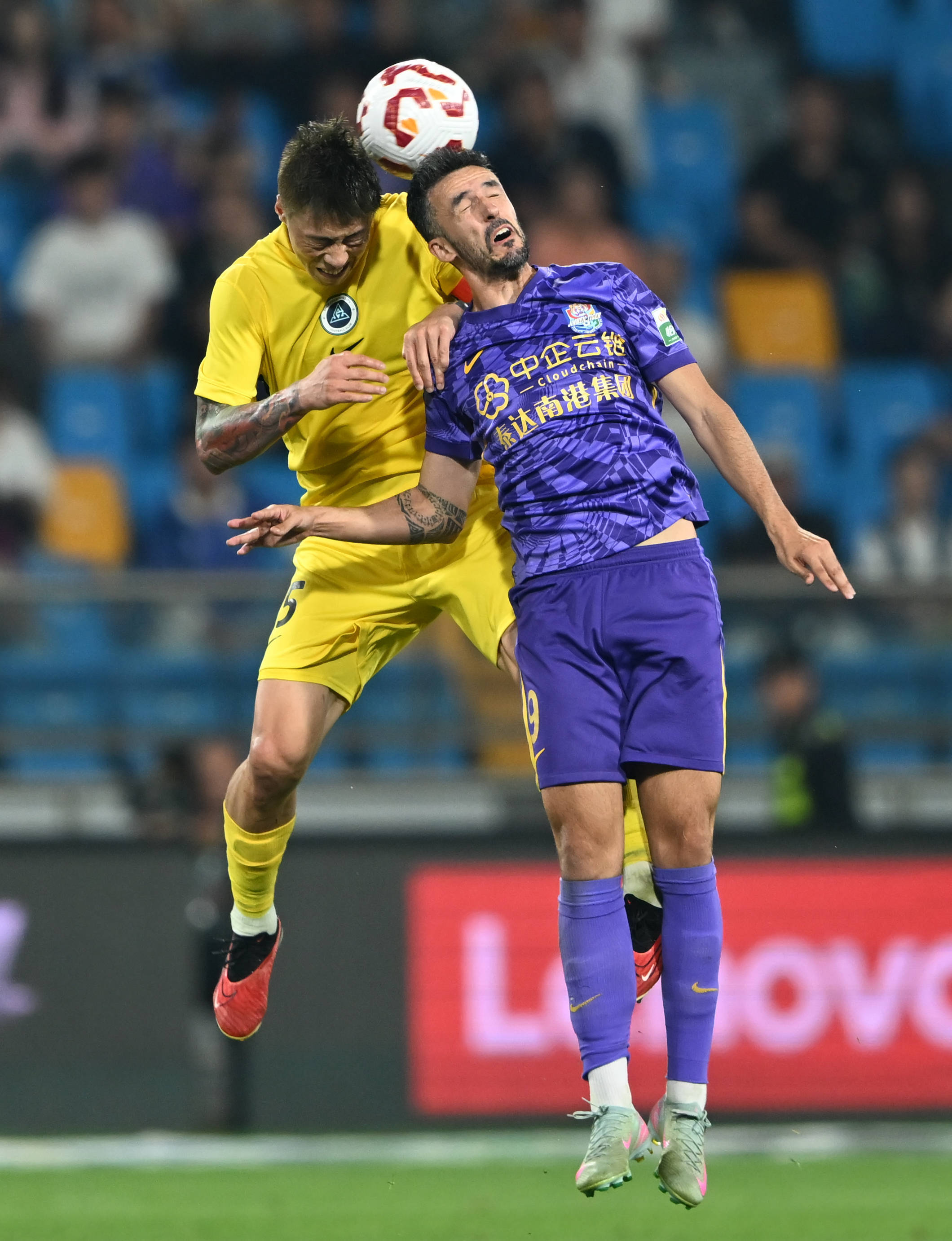 尤文全队和球迷一起出现在登机口，斯帕莱蒂和球迷们友好互动