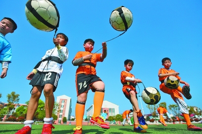 阿德耶米妻子发帖指责科瓦奇：拜托啊兄弟，怎么能把他换下去（阿德耶米妻子发声质疑科瓦奇：拜托兄弟，为何把他换下？）