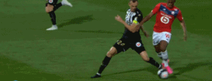 恐怖慎入，加纳国脚弗朗西斯在与日本友谊赛中小腿遭90度弯曲