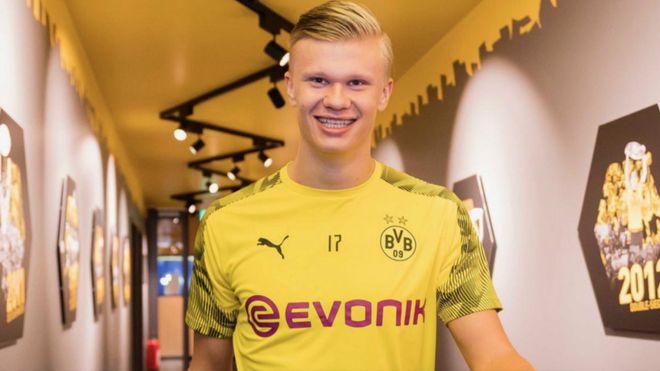 轻伤不下火线！记者：姆巴佩左手无名指骨折，但仍将出战曼城