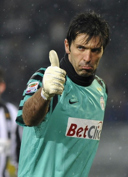 皇马在国家德比后失利，阿隆索面临下课危机，巴萨趁机领跑，西甲争冠形势严峻。