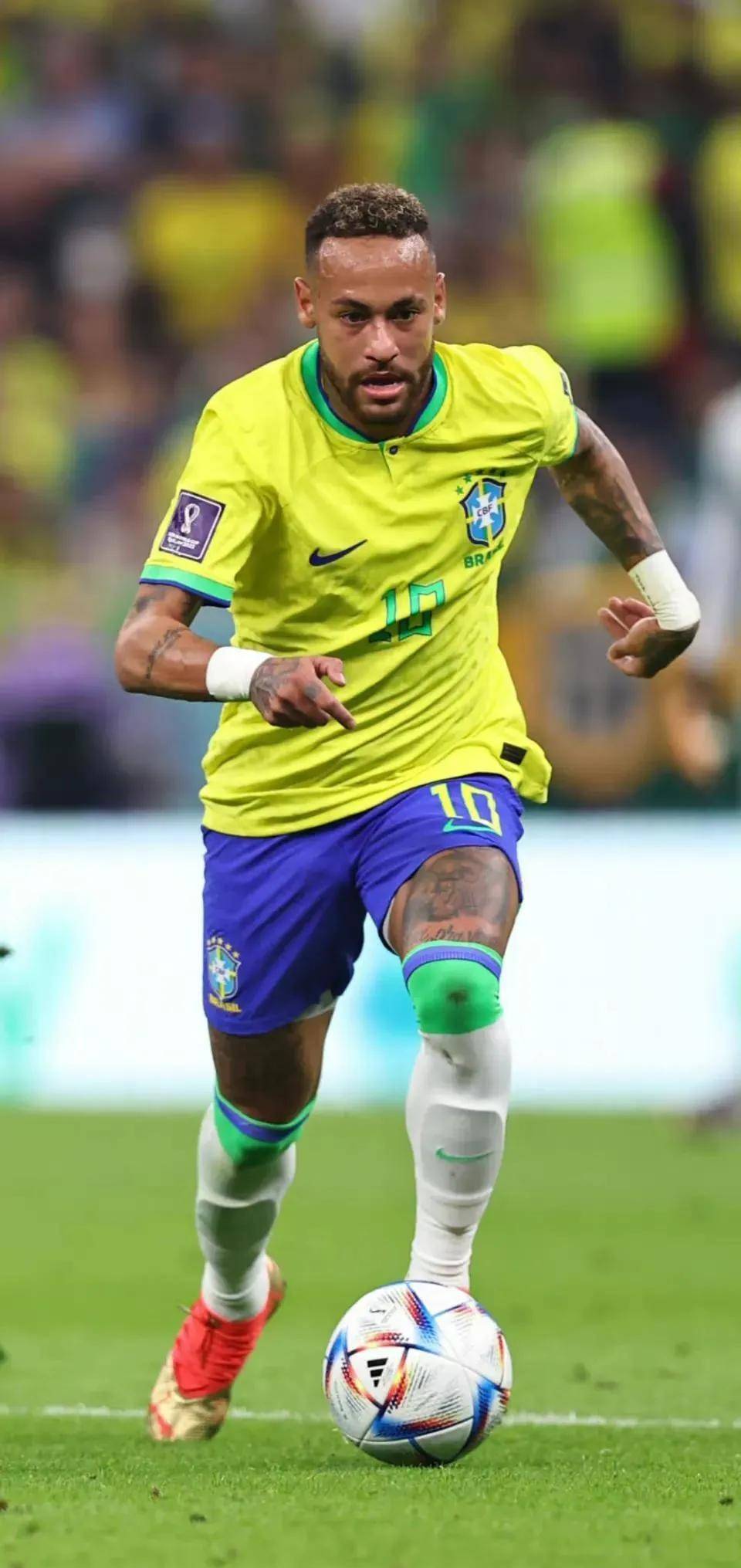 布拉德利：我小时候经常在自家花园里滑铲模仿杰拉德